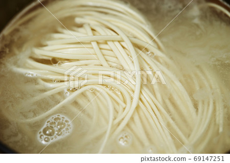 Sanuki udon while cooking 69147251