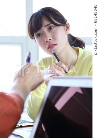 她的老闆指出的年輕女性僱員的形象 她的老闆指出的年輕女性僱員的形象 69149640