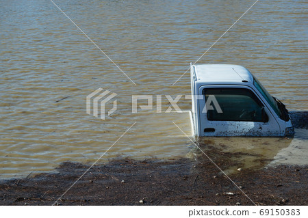 Flood/Tsunami/Typhoon Image material: Submerged vehicle on a road flooded by heavy rain Flood/Tsunami/Typhoon Image material: Submerged vehicle on a road flooded by heavy rain 69150383