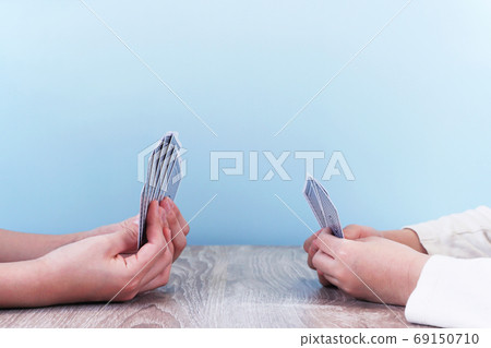 兩人面對撲克牌 69150710