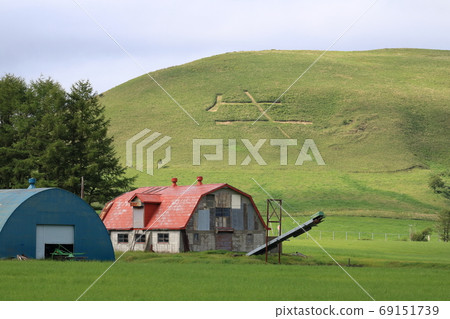 Hokkaido Nakashibetsu Ushimonji mountain and retro cowshed Hokkaido Nakashibetsu Ushimonji mountain and retro cowshed 69151739