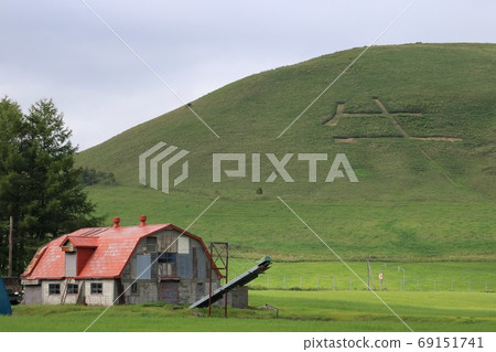 Hokkaido Nakashibetsu Ushimonji mountain and retro cowshed 69151741