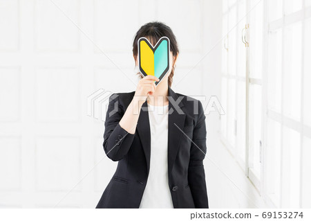 初學者標記的年輕商業女人 初學者標記的年輕商業女人 69153274