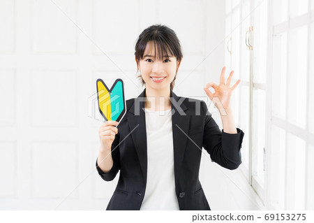 初學者標記的年輕商業女人 69153275