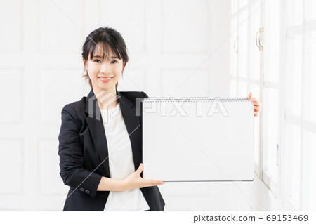 Young business woman with a large sketchbook 69153469