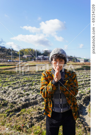 老婦在鄉下祈禱 老婦在鄉下祈禱 69154109