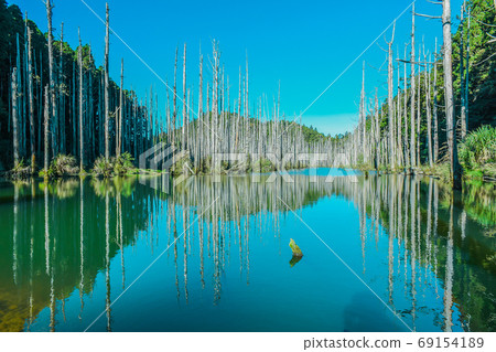台灣高山湖泊-水漾森林 藍天倒影 69154189
