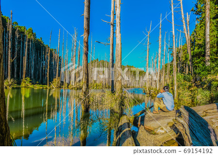 台灣高山湖泊-水漾森林 藍天倒影 69154192