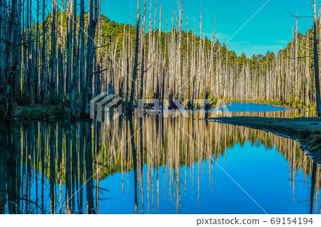 台灣高山湖泊-水漾森林 藍天倒影 69154194