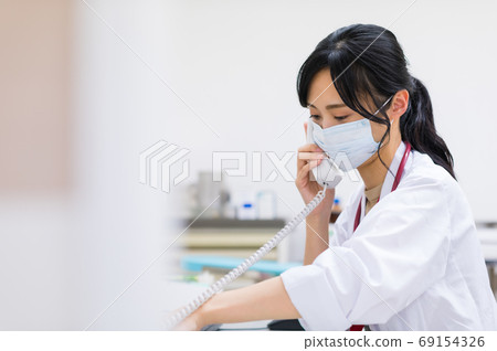 接到電話的年輕女醫生 接到電話的年輕女醫生 69154326