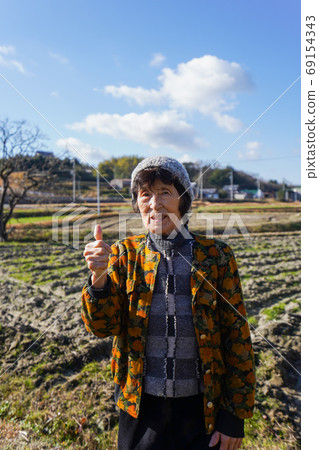 老婦在農村做一個好兆頭 69154343