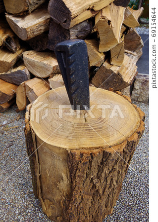 Wood splitting log wood splitting wood stove ax Wood splitting log wood splitting wood stove ax 69154644