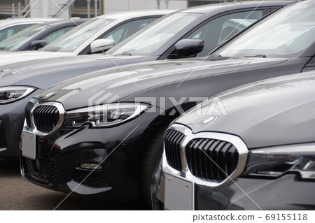 與經銷商排隊的汽車,進口汽車,寶馬 與經銷商排隊的汽車,進口汽車,寶馬 69155118