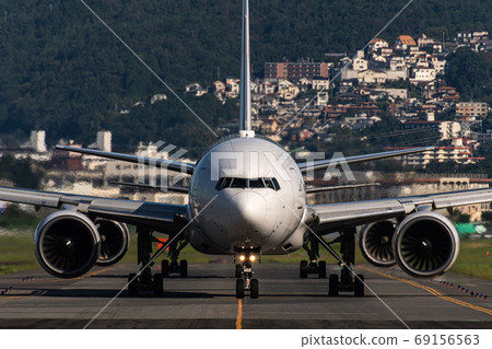 Airplane from the front 69156563