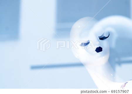 Hairless female mannequin head with big eyelashes 69157907