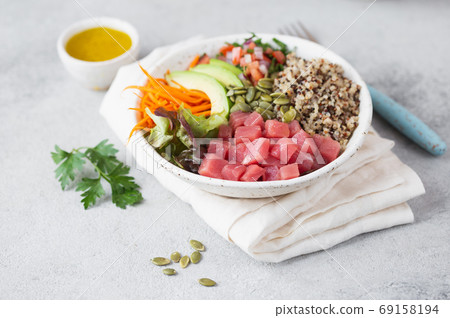 Healthy raw tuna bowl with quinoa and vegetales. Buddha bowl 69158194