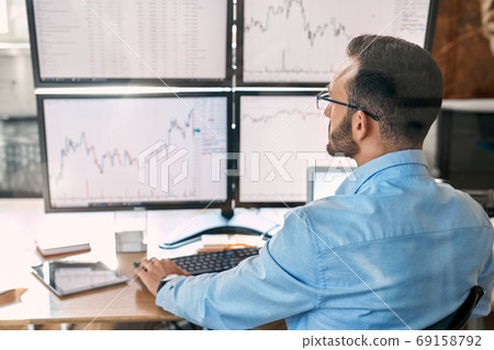 Businessman analyzing global bitcoin price on network diagram 69158792