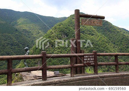 撒尿小童在伊亞的懸崖上 69159560