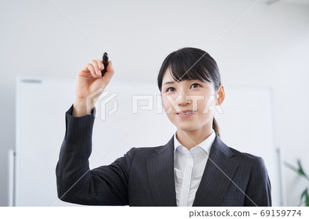 日本女性商務女人用一支鉛筆在辦公室寫 69159774