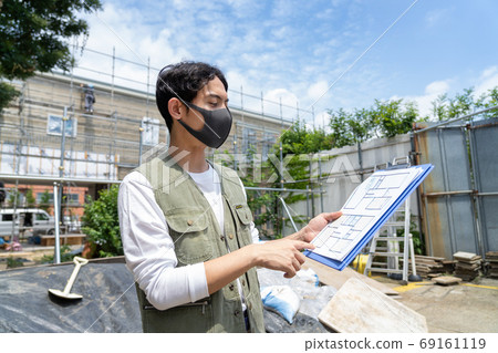 在建築工地工作的年輕男工 69161119