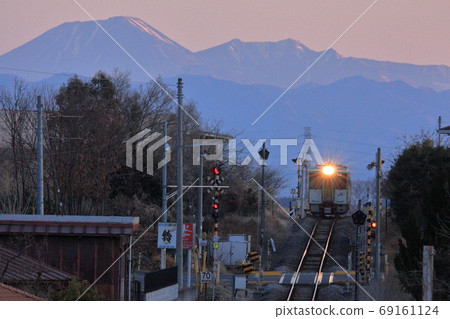 基哈100八公線在積雪的日光山上行駛 69161124
