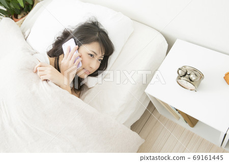 一個摔倒並打電話的女人 一個摔倒並打電話的女人 69161445