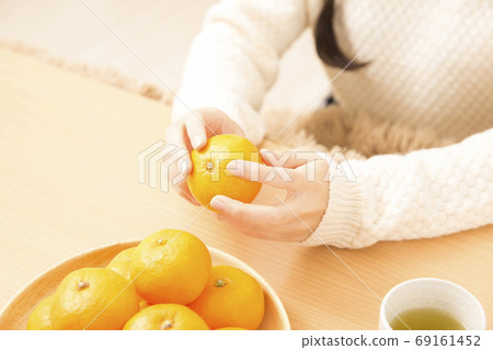 女人剝橘子 69161452