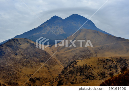 The magnificent Yufudake and the beautiful clouds that can be seen in the back of the beautiful brown mountains that spread in front of you The magnificent Yufudake and the beautiful clouds that can be seen in the back of the beautiful brown mountains that spread in front of you 69161608