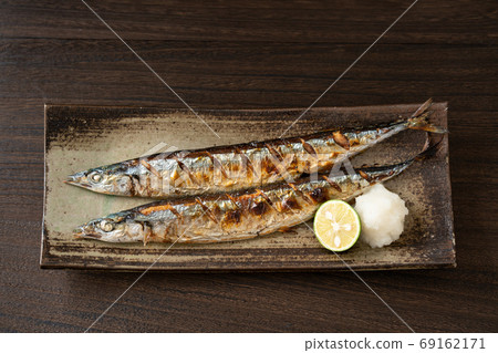 鹽烤秋刀魚 69162171