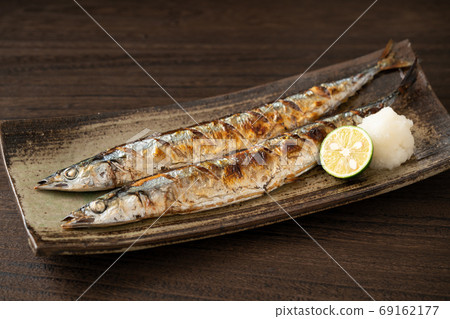 Salt-grilled saury Salt-grilled saury 69162177