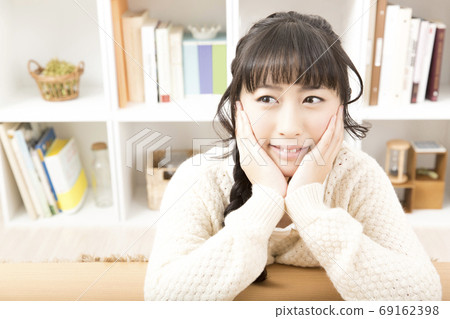 一位女士臉頰貼 69162398