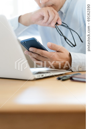 看著電腦和智能手機的中間人 看著電腦和智能手機的中間人 69162890