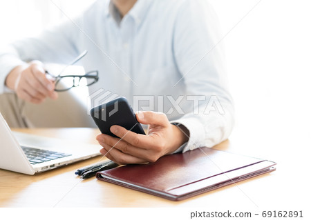 看著電腦和智能手機的中間人 看著電腦和智能手機的中間人 69162891