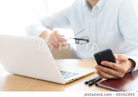 看著電腦和智能手機的中間人 看著電腦和智能手機的中間人 69162893