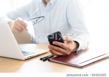 看著電腦和智能手機的中間人 看著電腦和智能手機的中間人 69162895