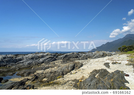 從鹿兒島屋久島的珊瑚海灘沙灘上看到的九chin 69166162