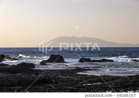 從鹿兒島屋久島的珊瑚海灘沙灘上看到的九chin 從鹿兒島屋久島的珊瑚海灘沙灘上看到的九chin 69166167
