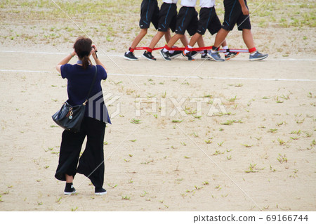 Mother shooting centipede competition at sports festival Mother shooting centipede competition at sports festival 69166744
