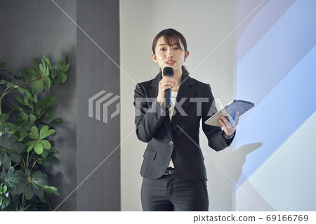 Seminar Female teacher 69166769