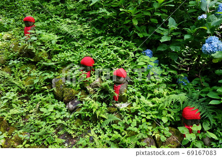 Jizo-san, the old temple of Iwate 69167083