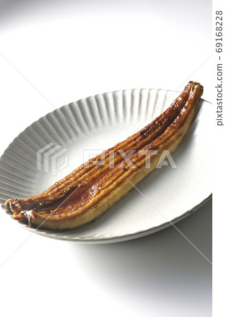 整個鰻魚的kabayaki在白色背景採取的一個圓的板材的 69168228