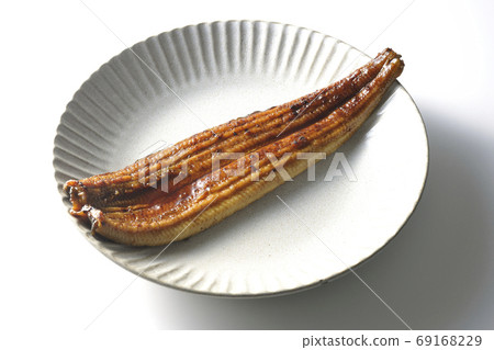 整個鰻魚的kabayaki在白色背景採取的一個圓的板材的 69168229
