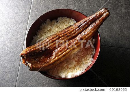 上面烤了整條鰻魚的鰻魚碗（概述） 69168963
