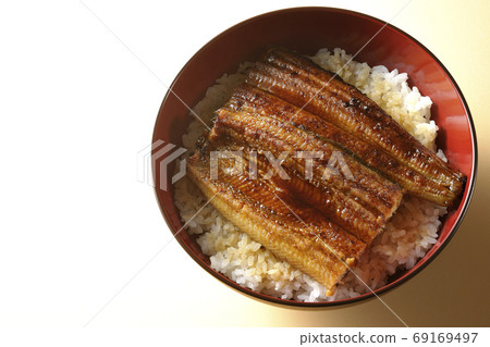 一個簡單的鰻魚碗,上面烤一個鰻魚(概述) 一個簡單的鰻魚碗,上面烤一個鰻魚(概述) 69169497