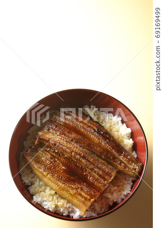 A simple eel bowl with a single eel broiled on top (overview) A simple eel bowl with a single eel broiled on top (overview) 69169499