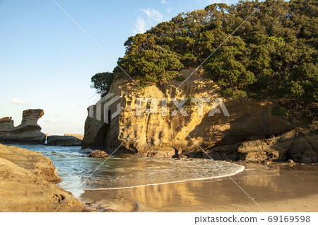 Beautiful rocks on the beautiful Kumano coast illuminated by the Asahi, a scenic spot in Tanegashima Beautiful rocks on the beautiful Kumano coast illuminated by the Asahi, a scenic spot in Tanegashima 69169598