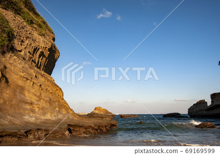種子島風景區朝日照亮的美麗熊野海岸上的美麗岩石 69169599
