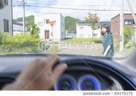 “行人跳出來”圖像 69170172