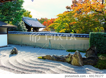 [Kyoto] Autumn in Daitokuji Zuihoin, Dojo-mae and the autumn leaves 69170177