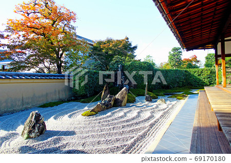 [Kyoto] Autumn in Daitokuji Zuihoin, Dojo-mae and the autumn leaves 69170180
